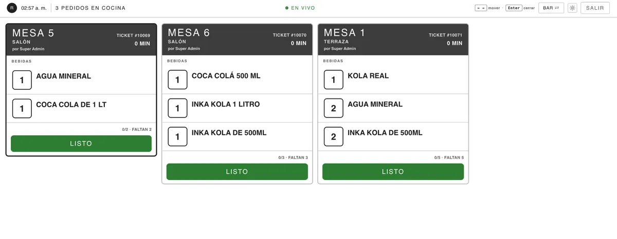 Pantalla de barra con tres pedidos: solo bebidas, sin los platos que prepara cocina.